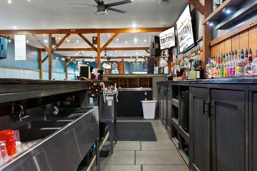 More Photos Of 322 N Pennsylvania Ave, Lawson Bar For Sale