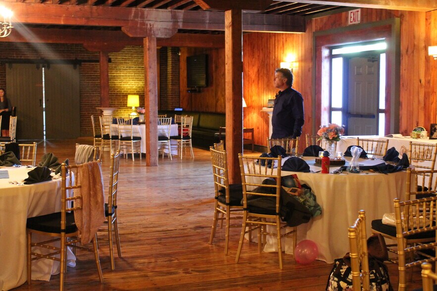 More Photos Of 2600 6th Ave, Troy Showroom For Lease