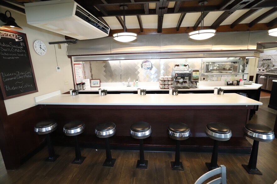 More Photos Of 686 Broad St, Lyndonville General Retail For Sale