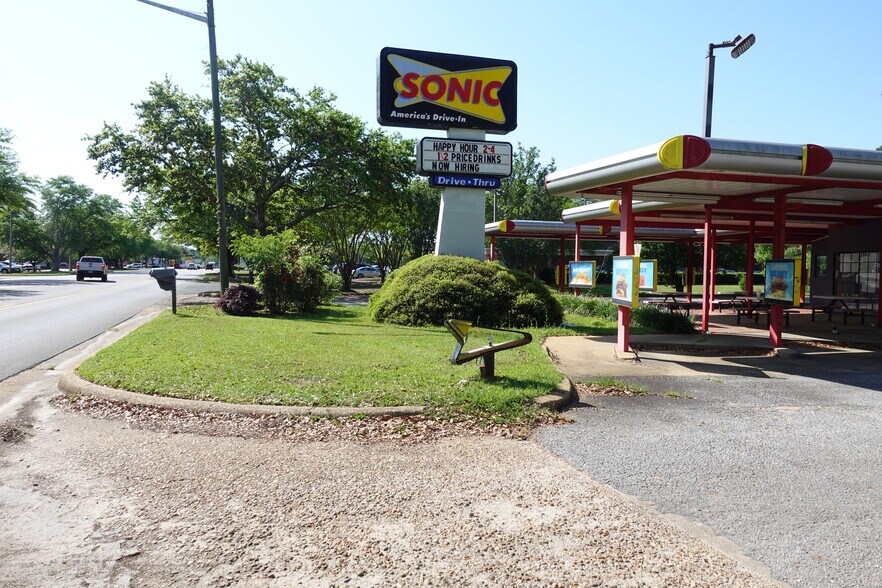 More Photos Of 2801 E Pinetree Blvd, Thomasville General Retail For Sale