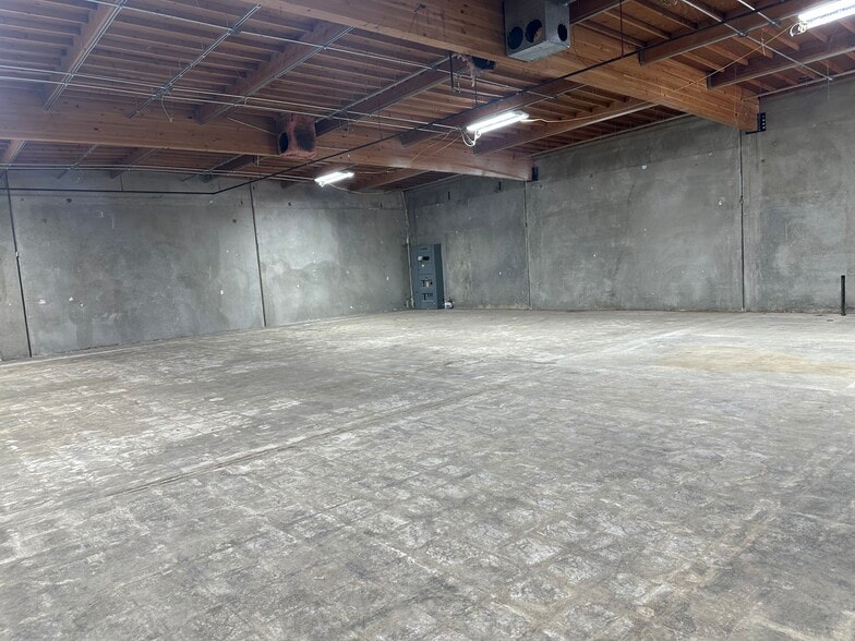 More Photos Of 15095 7th St, Victorville Light Distribution For Sale