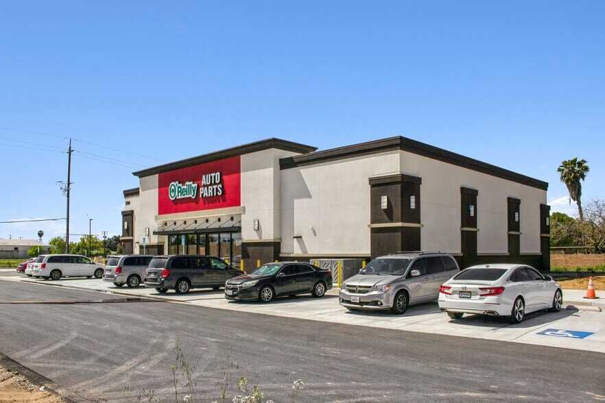 More Photos Of 2580 S Elm Ave, Fresno Storefront For Sale