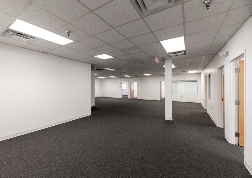 More Photos Of 40 Ramland Rd, Orangeburg Office For Lease