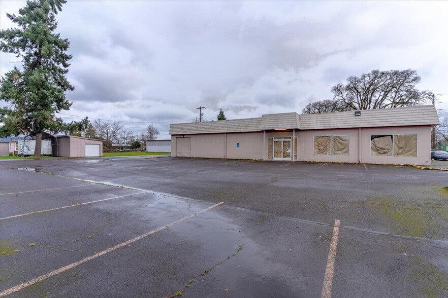More Photos Of 1590 12th St SE, Salem Freestanding For Lease