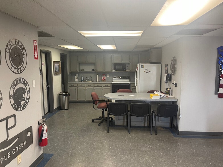 More Photos Of 715 W 81st St, Odessa Warehouse For Sale