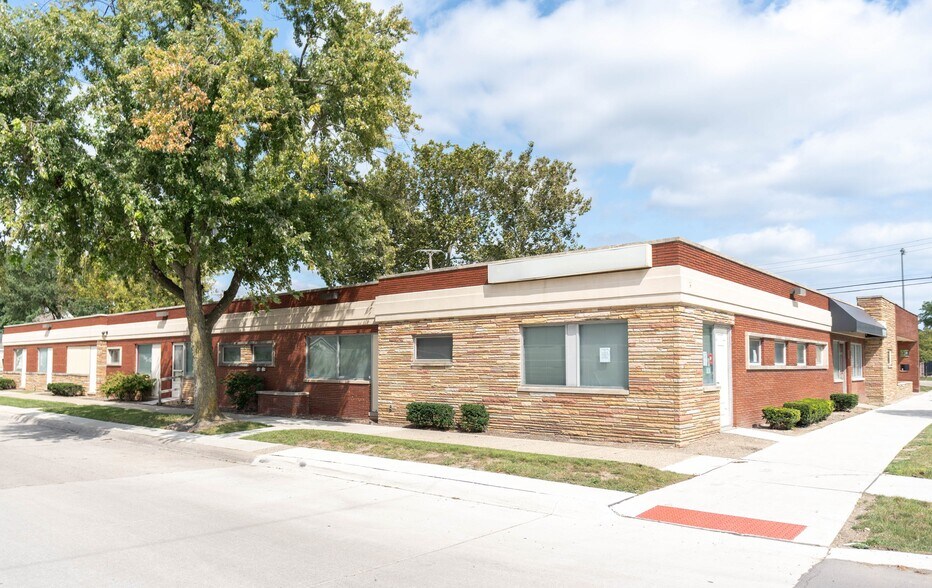 More Photos Of 18101-18111 E Warren Ave, Detroit Flex For Lease