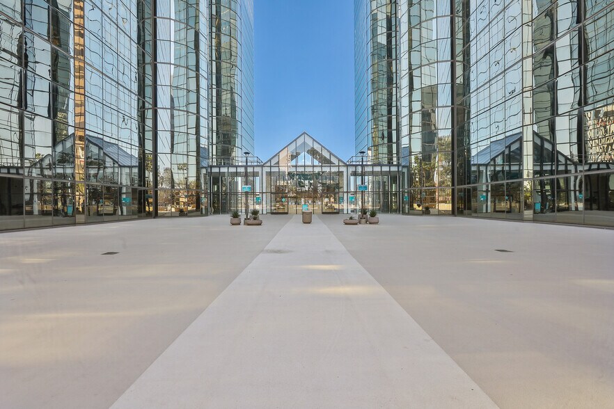 More Photos Of 300 Oceangate, Long Beach Office For Lease