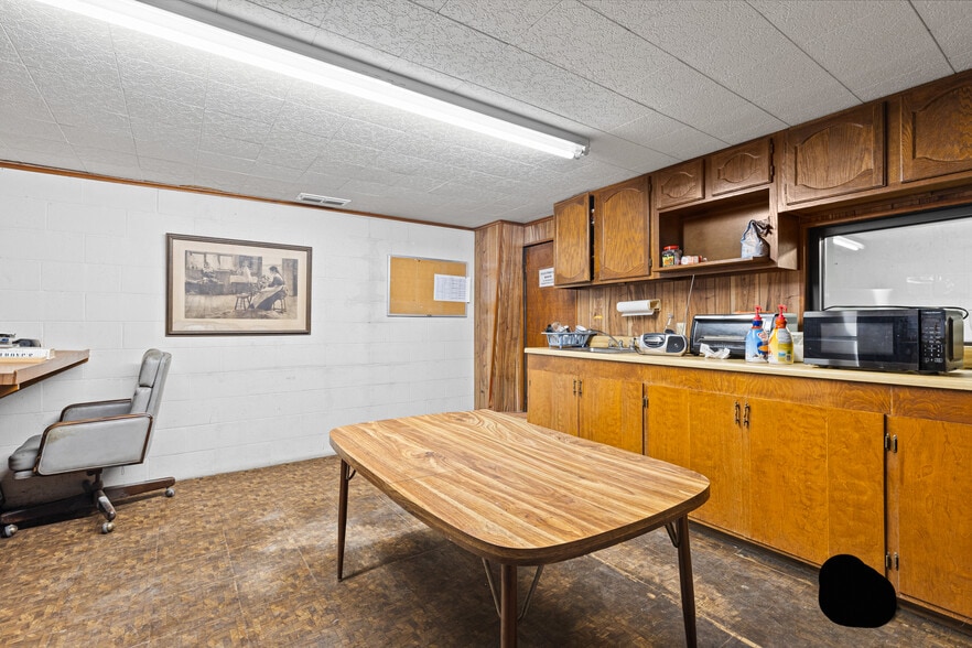 More Photos Of 2100 E Front St, Tyler Flex For Lease