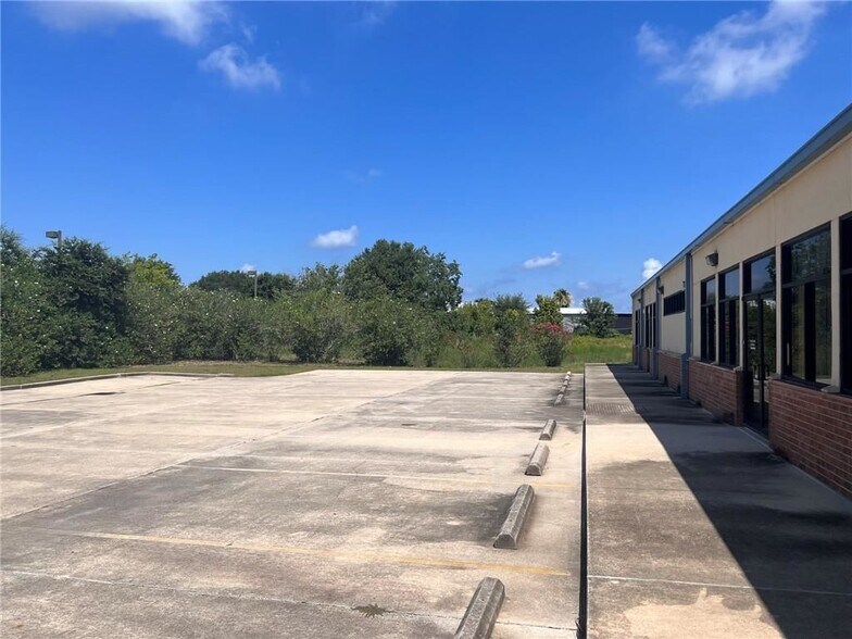 More Photos Of 11331 Lake Forest Blvd, New Orleans Storefront Retail Office For Sale