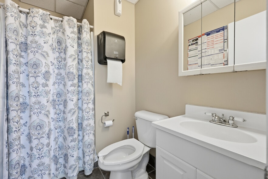 More Photos Of 968 First Colonial Rd, Virginia Beach Medical For Sale