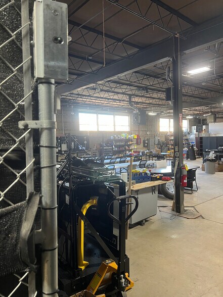 More Photos Of 1601 E Algonquin Rd, Mount Prospect Warehouse For Lease