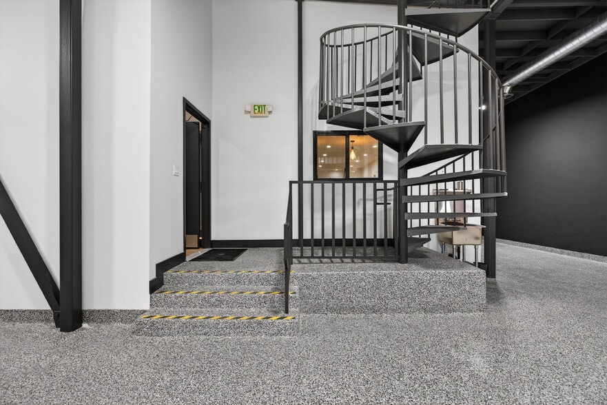 More Photos Of 703 S Main St, Burbank Showroom For Sale