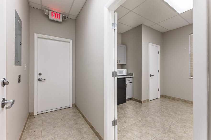 More Photos Of 8359 Stringfellow Rd, Saint James City Medical For Lease