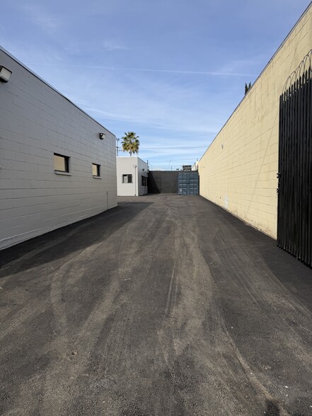 More Photos Of 14641-14643 Lull St, Van Nuys Warehouse For Lease