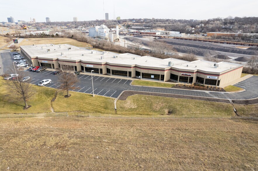 More Photos Of 1300-1322 Adams St, Kansas City Manufacturing For Lease