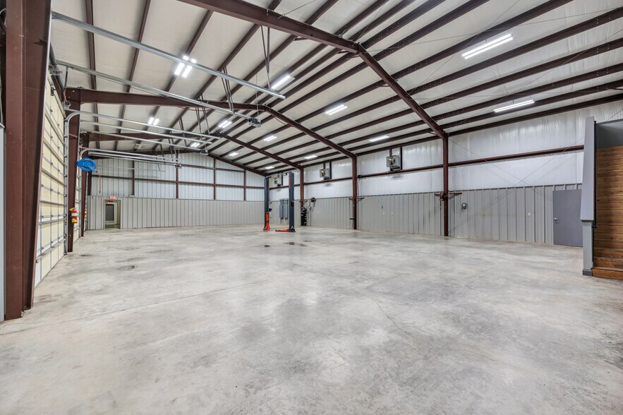 More Photos Of 310 Dan Tibbs Rd NW, Huntsville Warehouse For Lease
