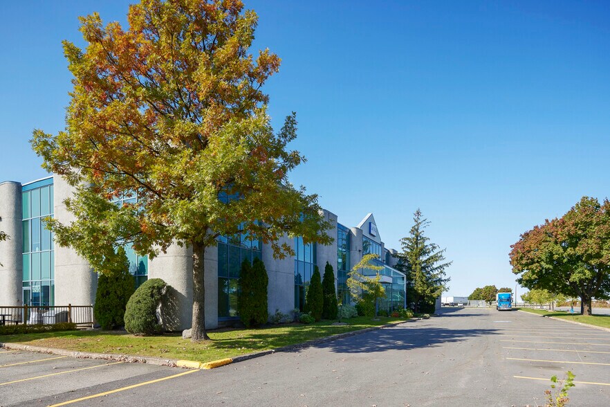 More Photos Of 2125 Av 23E, Montréal Distribution For Lease