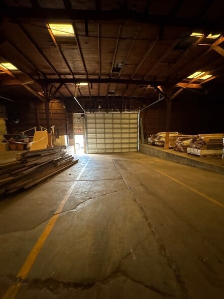 More Photos Of 1315 College St, Clarksville Warehouse For Lease