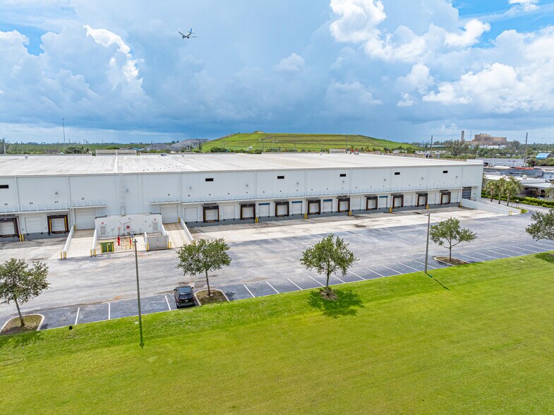 More Photos Of 3501 Burris Rd, Davie Distribution For Lease