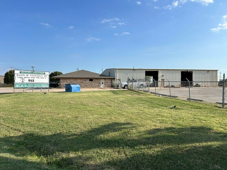 More Photos Of 2404 S Broadway St, Oklahoma City Flex For Lease