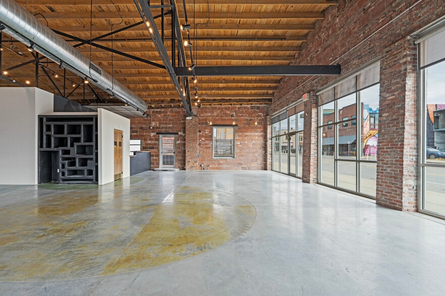 More Photos Of 1814 Oak St, Kansas City General Retail For Lease