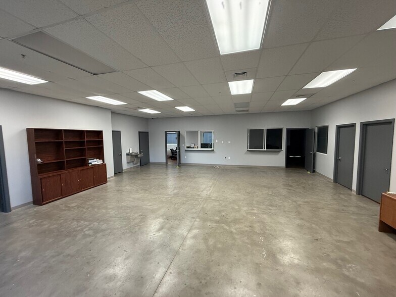 More Photos Of 403 Hillbrath Dr, Lantana Warehouse For Lease