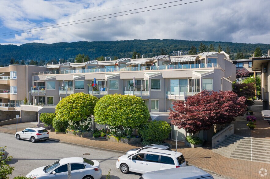 Primary Photo Of 2433 Bellevue Ave, West Vancouver Apartments For Sale