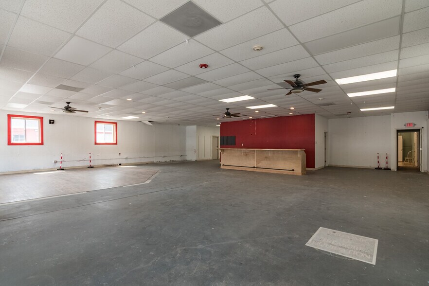 More Photos Of 167-169 Shaker Rd, East Longmeadow Veterinarian Kennel For Lease