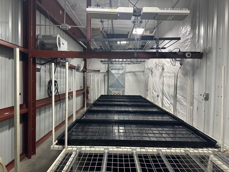 More Photos Of 3129 E Laketon Ave, Muskegon Distribution For Lease