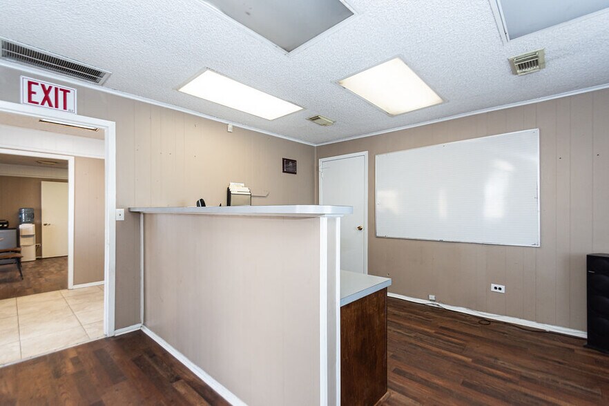 More Photos Of 120 E Mulberry St, Angleton Auto Dealership For Lease