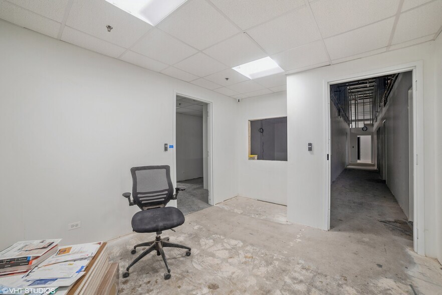 More Photos Of 740 Schneider Dr, South Elgin Manufacturing For Sale