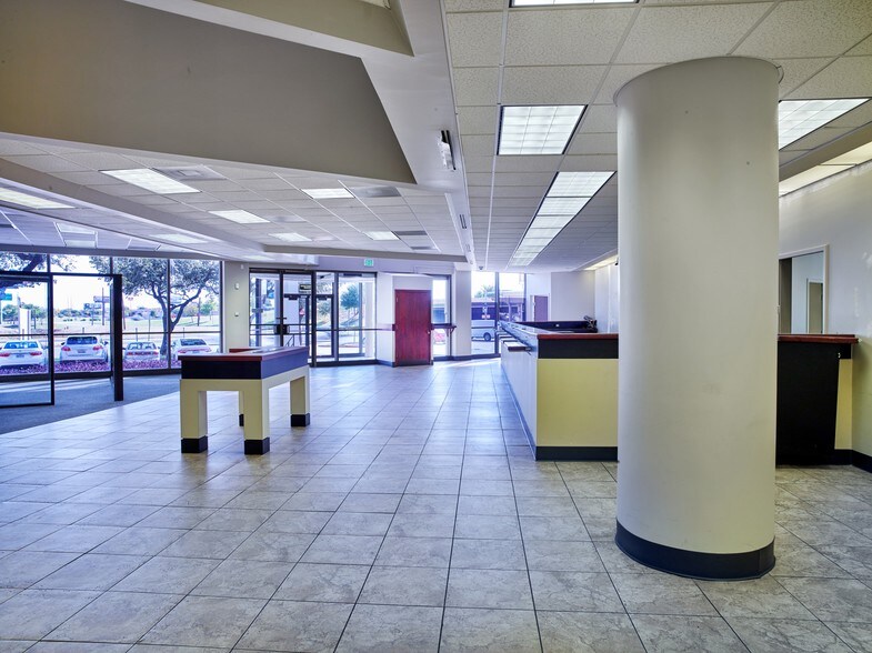 More Photos Of 1111 W Mockingbird Ln, Dallas Office For Lease