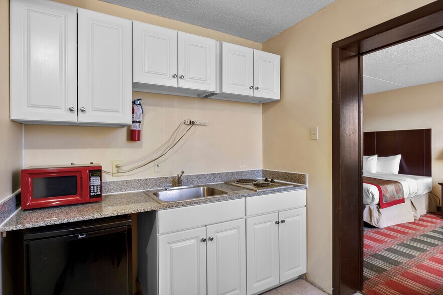 More Photos Of 3 Watervliet Avenue Ext, Albany Hotel For Sale