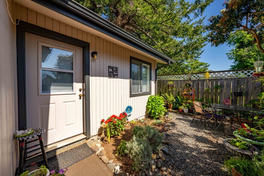 More Photos Of 542 Pacific Ave, Brookings Multifamily For Sale