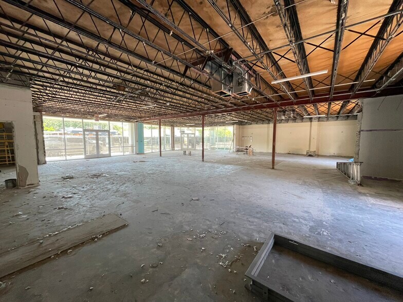 More Photos Of 1814 Edgewater Dr, Orlando Storefront For Lease