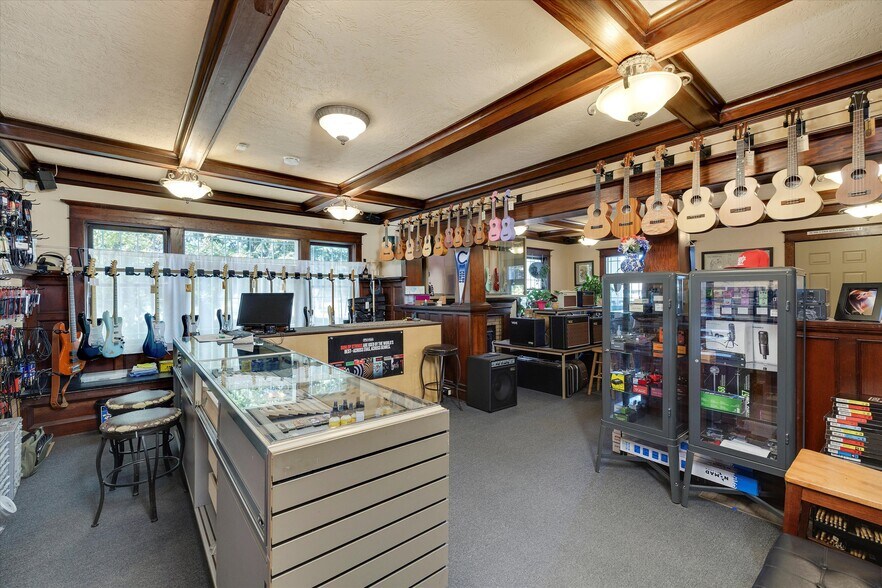 More Photos Of 835 N Main Ave, Gresham General Retail For Sale