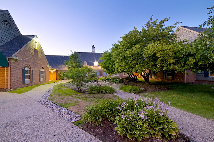 More Photos Of 5777 W Maple Rd, West Bloomfield Medical For Lease