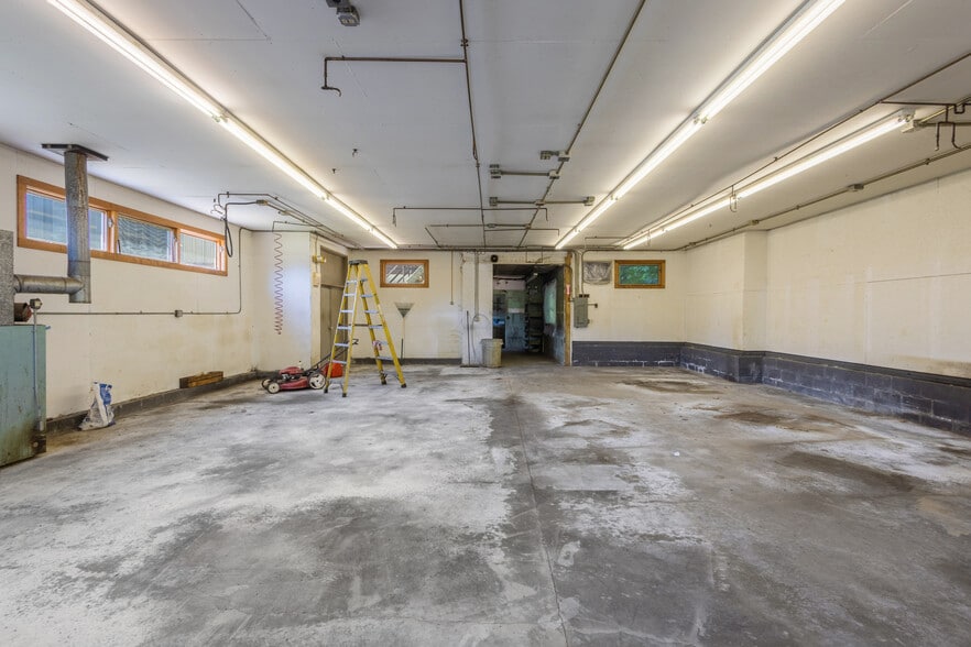 More Photos Of 148 Marlboro Rd, Southborough Warehouse For Sale