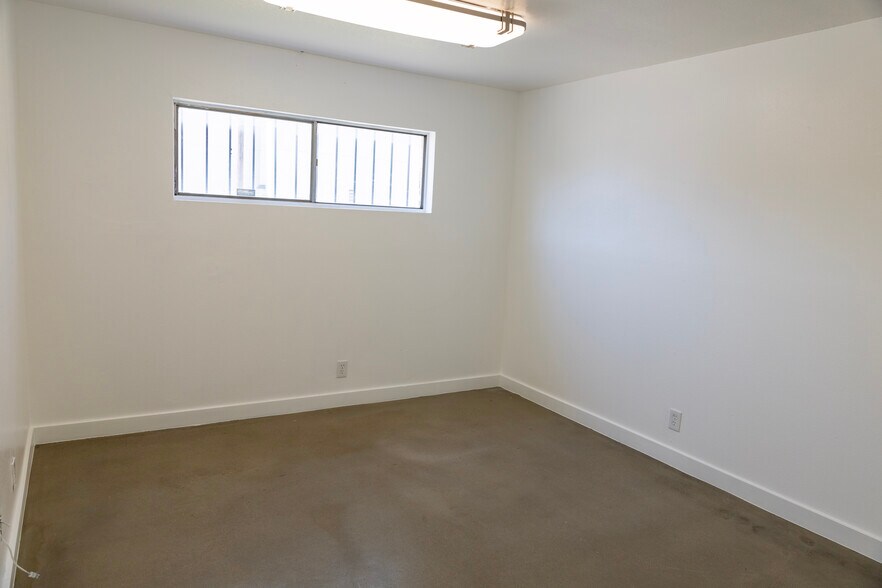 More Photos Of 307-311 Lombrano St, San Antonio Warehouse For Sale