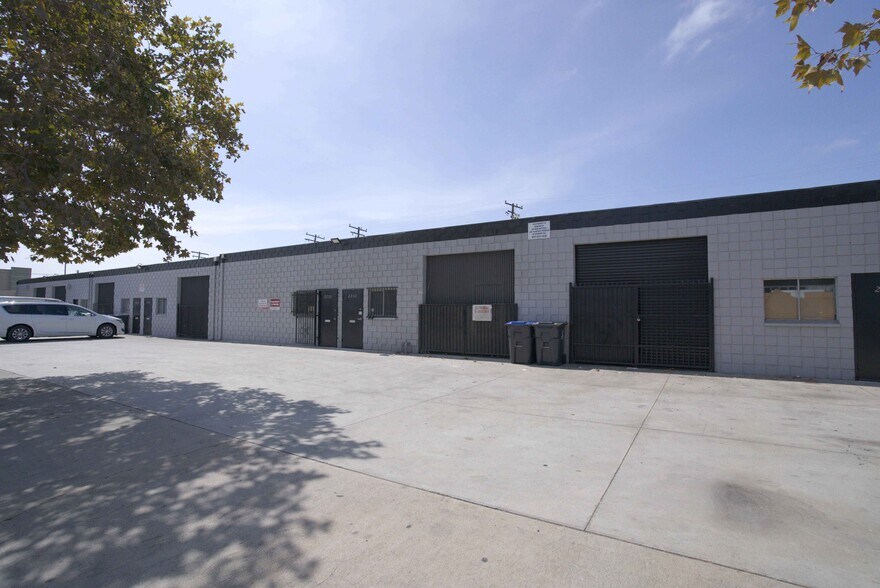 More Photos Of 2222-2308 W 2nd St, Santa Ana Service For Sale