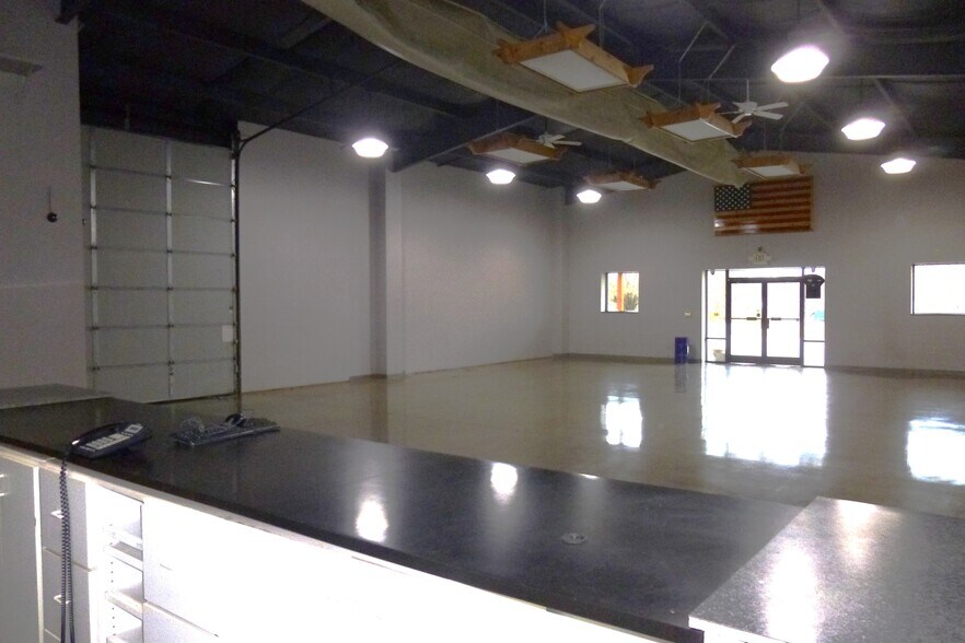 More Photos Of 115 Mary St, Johnson City Flex For Lease