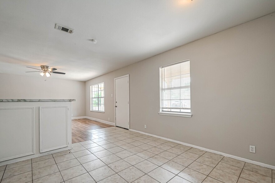 More Photos Of 8430 Round Rock Dr, Houston Apartments For Sale