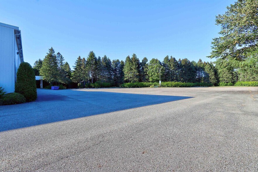 More Photos Of 221 Rue St-Georges, St-Barnabé Manufacturing For Lease