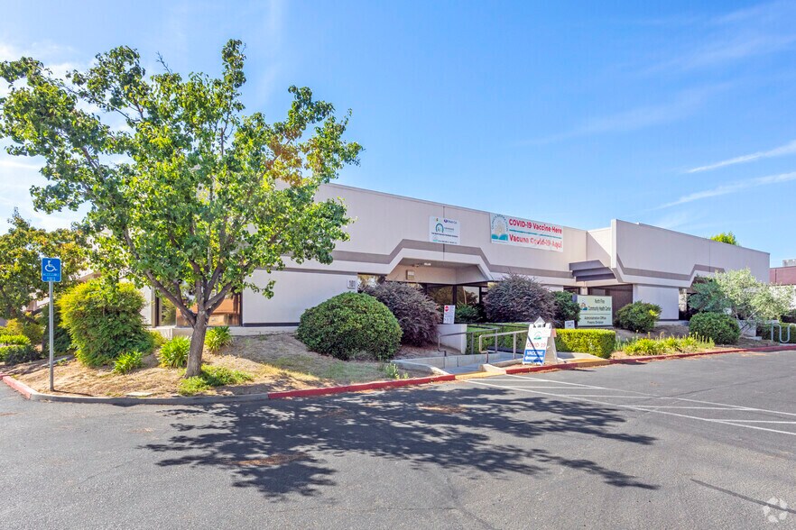 More Photos Of 1945 N Fine Ave, Fresno Flex For Lease