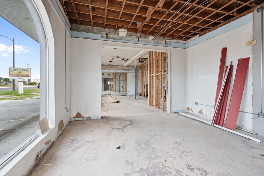 More Photos Of 2543 S Harbor City Blvd, Melbourne General Retail For Lease