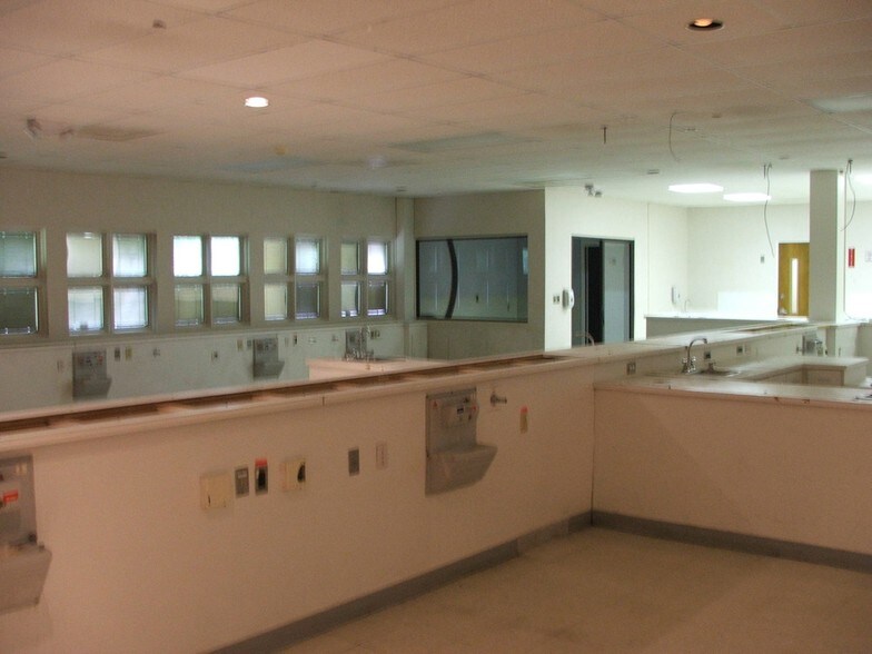 More Photos Of 980 N Woodland Dr, Lancaster Medical For Sale