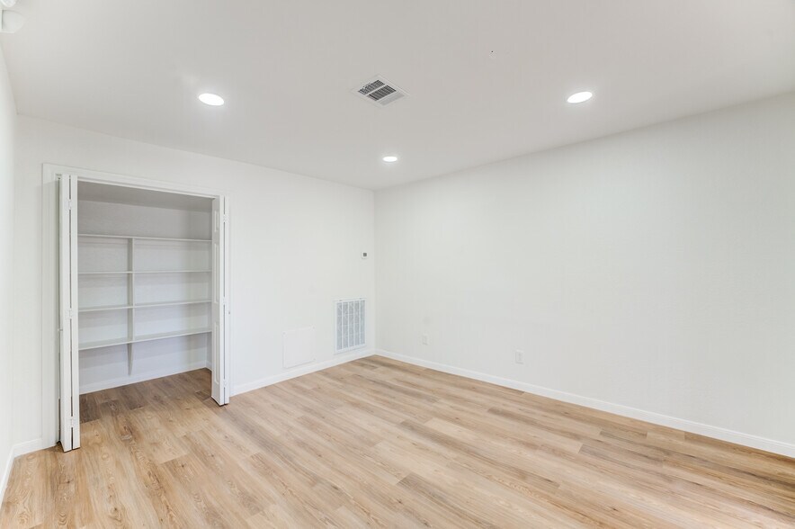 More Photos Of 10215 Papalote St, Houston Showroom For Sale