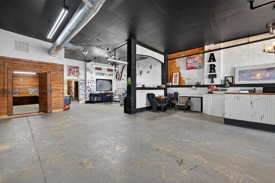 More Photos Of 205-207 E Houston St, Sherman Storefront Retail Residential For Sale