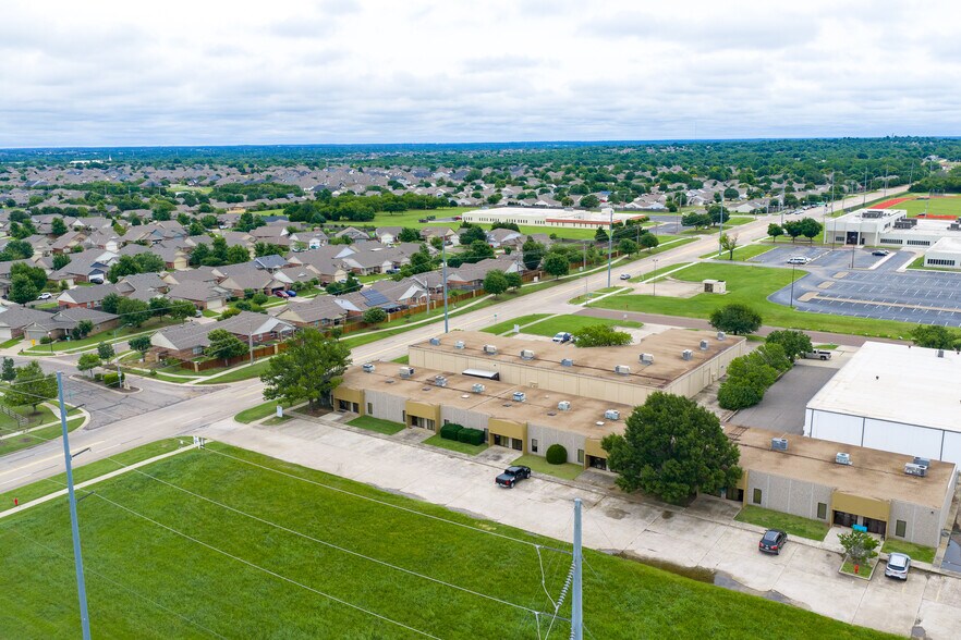 More Photos Of 800 W Rock Creek Rd, Norman Office For Lease