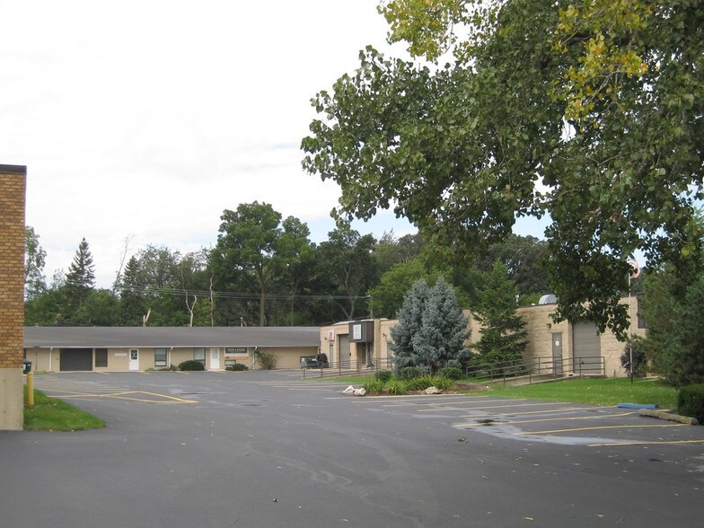 More Photos Of 22290 N Hillview Dr, Barrington Warehouse For Lease